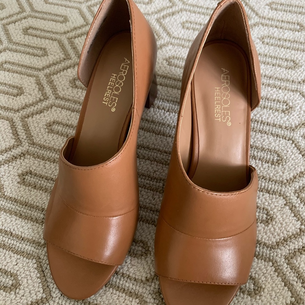 New and pretty Aerosoles Heelrest sandal